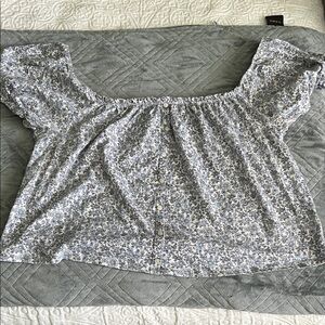 American Eagle - Floral Off-Shoulder Blouse in Light Blue and White